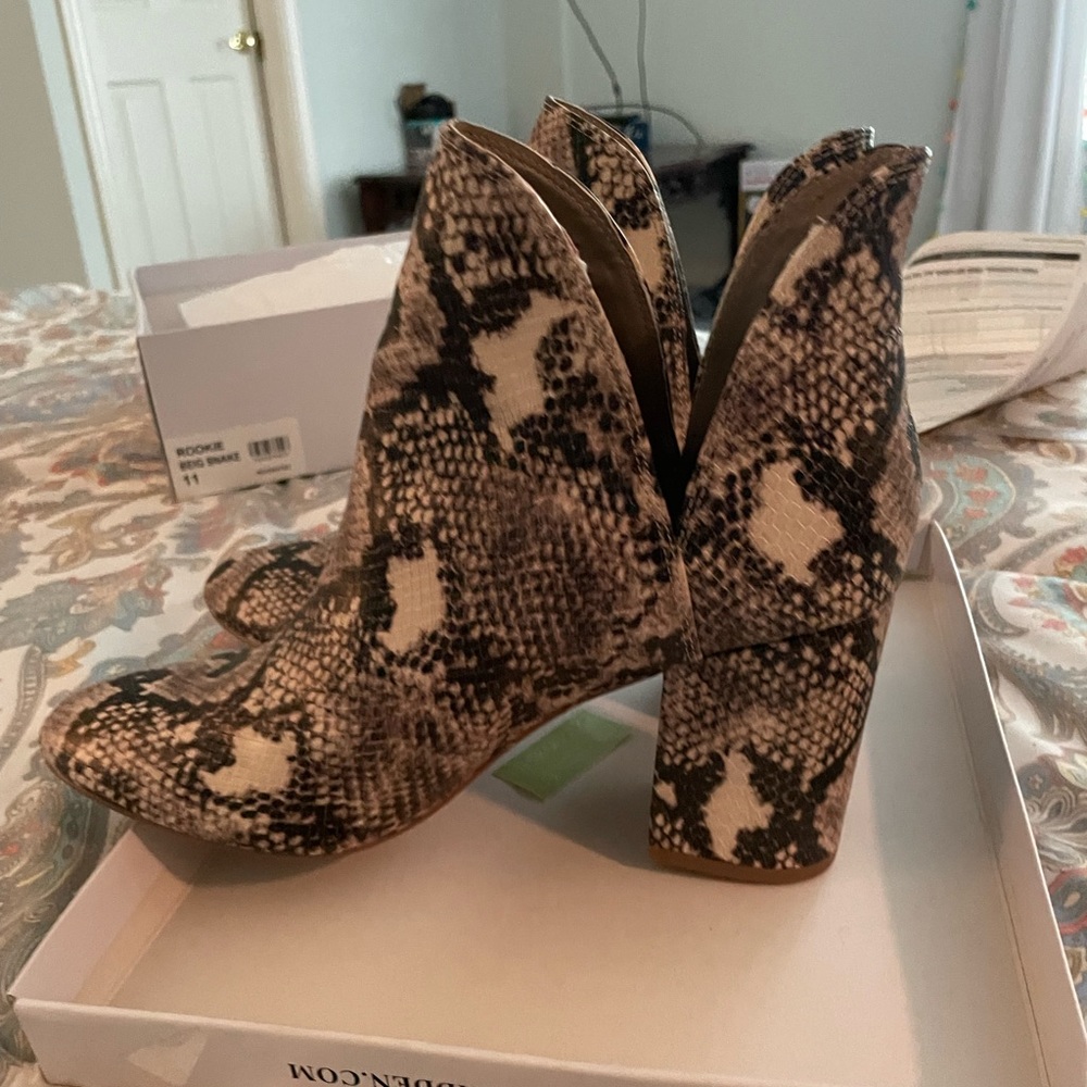 NWB Steve Madden Rookie Booties